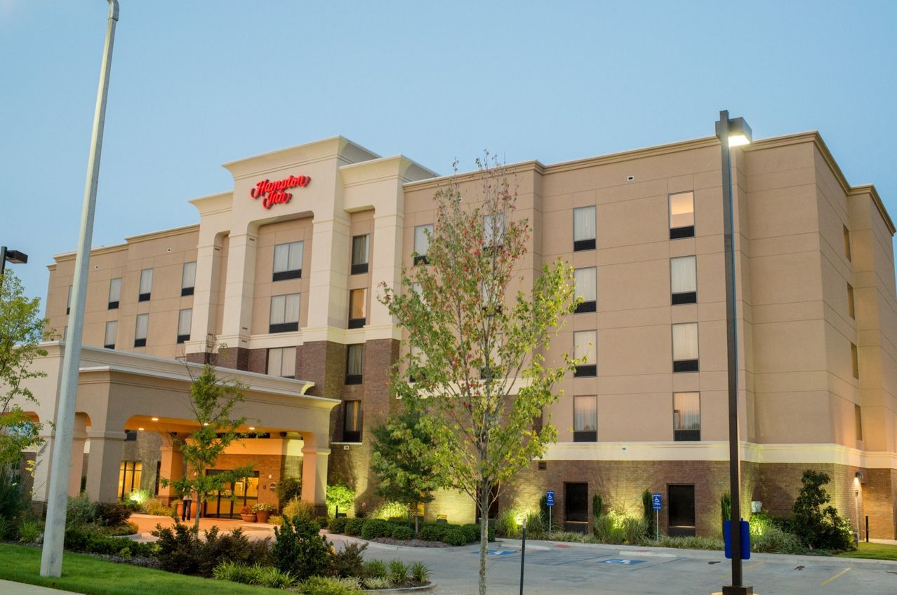 Daylight picture of the outside of a Hampton Inn.