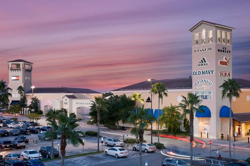 Orlando Vineland Premium Outlets near the Renaissance Orlando at SeaWorld, offering shopping and dining for conference attendees.